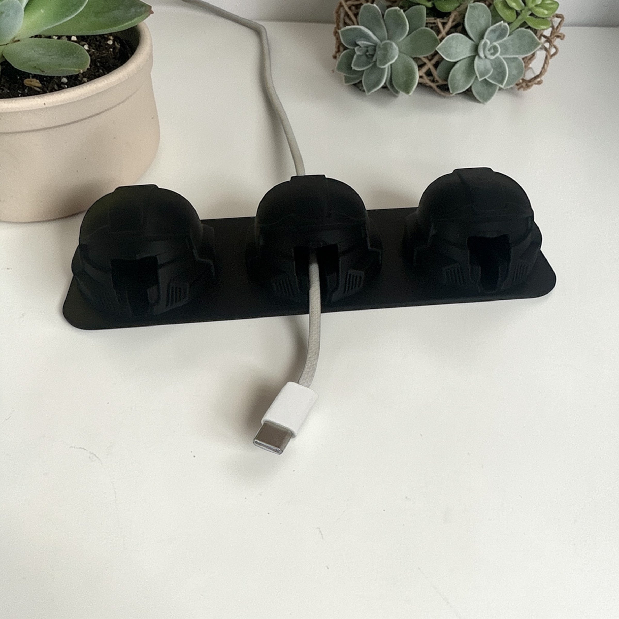 Arqenco | Helmet Cable Holder